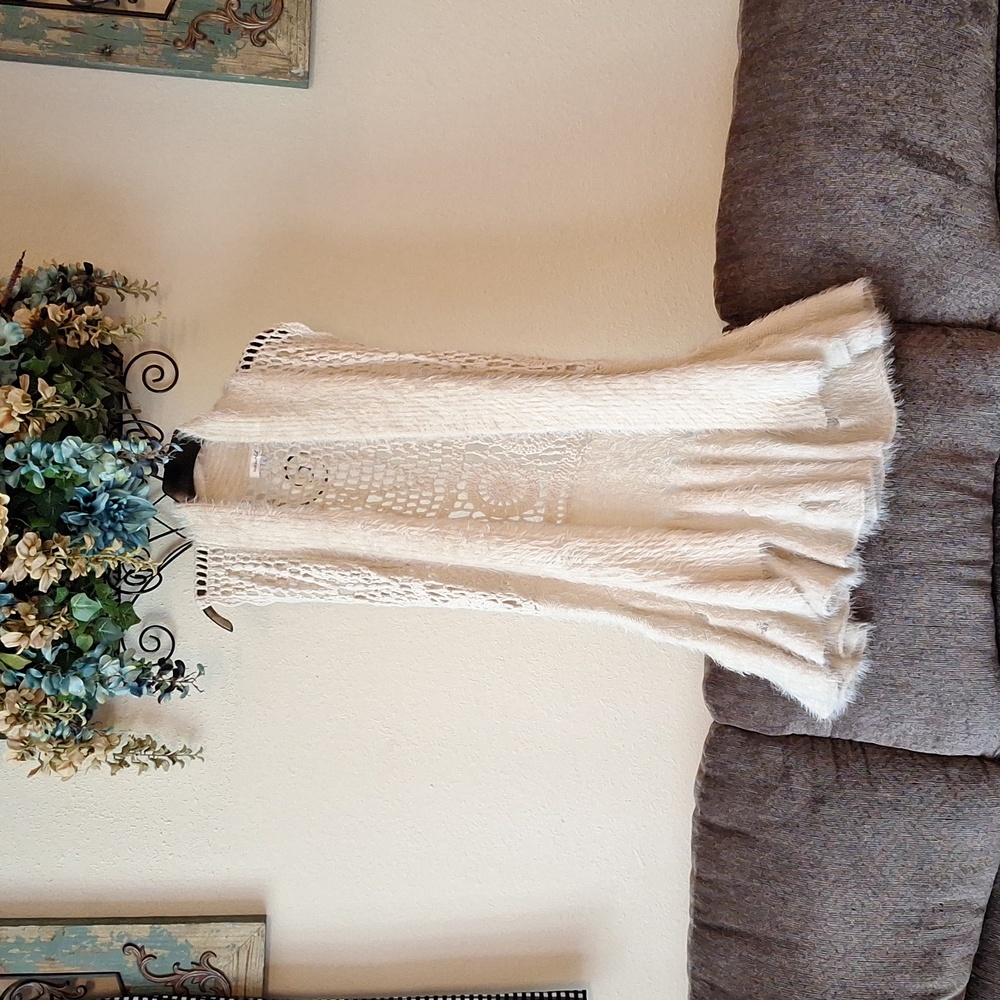 SoHo Chicks Cream  Fur Crochet Vest Cardigan. Excellent Condition Size Large